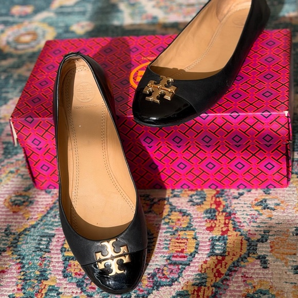TORY BURCH CHELSEA LEATHER QUILTED BALLET FLAT IN PERFECT  Tory Burch Chelsea Black Napa Leather Patent Cap Toe Gold Logo